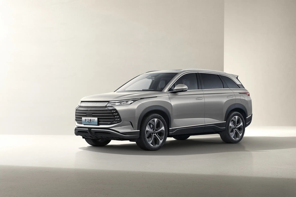 BYD Electric Car Frigate 07 Glory Edition Шестиугольный дизайн Шкаль Белый цвет интерьера
