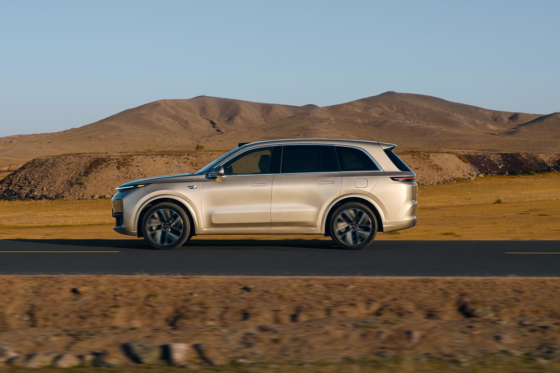 Lixiang L8 Семейный электрический автомобиль 400 км с прочными разными колесами