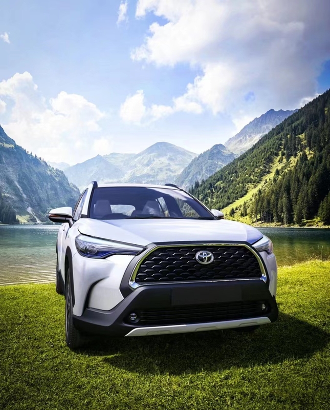 Средний бензиновый автомобиль Toyota Corolla FWD для ежедневных поездок и выходных поездок