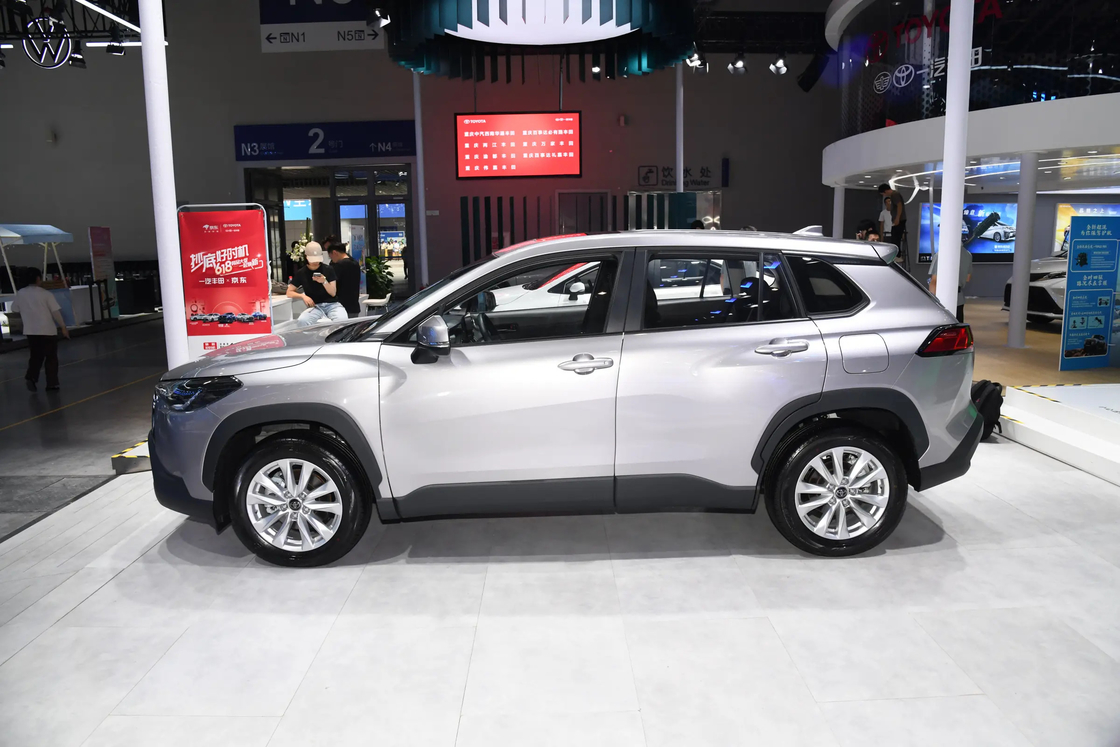 Средний бензиновый автомобиль Toyota Corolla FWD для ежедневных поездок и выходных поездок