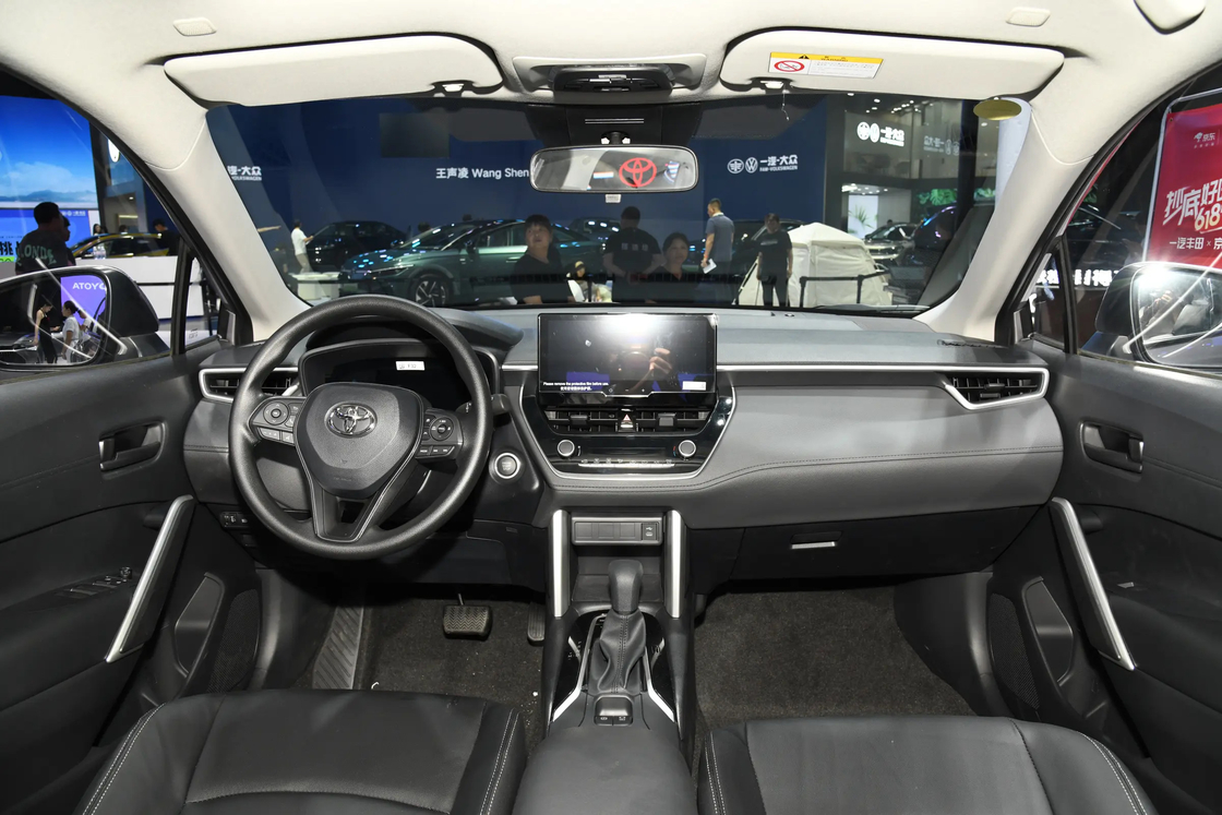 Средний бензиновый автомобиль Toyota Corolla FWD для ежедневных поездок и выходных поездок