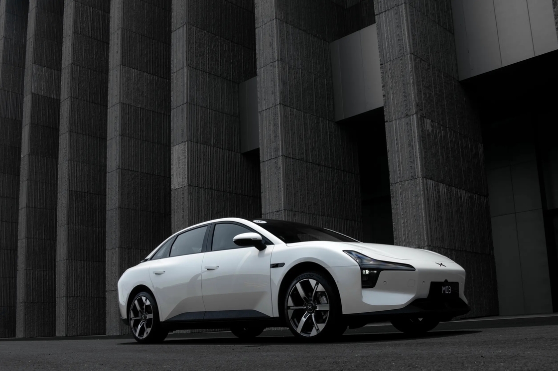 Xiaopeng Electric Car M03 Идеальный выбор с просторным интерьером и информационно-развлекательной системой